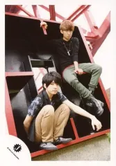 【中古】生写真(ジャニーズ) 関西ジャニーズJr./向井康二・西畑大吾/全身・座り・衣装黒グレー・体斜め右向き/松竹8月公演「少年たち」パンフ＆グッズ撮影オフショット/公式生写真