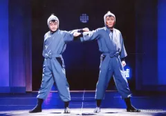 【中古】生写真(男性) 森大(海松万寿烏)・翁長卓(土寿烏)/ライブフォト・横型・キャラクターショット/Blu-ray「ミュージカル「忍たま乱太郎」第13弾再演 ～ようこそ! 忍たま文化祭!～」・Blu-ray「ミュージカル「忍たま乱太郎」第13弾 忍術学園 