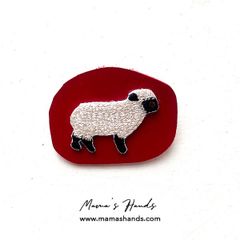 ひつじ ヌメ革 赤 刺繍 ナチュラル 可愛い ブローチ