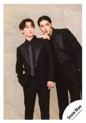 【中古】生写真(STARTO) Snow Man/ラウール・渡辺翔太/膝上/アルバム「THE BEST 2020 - 2025」MV＆ジャケ写オフショット/公式生写真