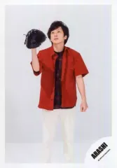 【中古】生写真(ジャニーズ) 嵐/二宮和也/膝上・衣装赤白・右手グローブ/シングル「夏疾風」MV＆ジャケ写撮影オフショット/公式生写真