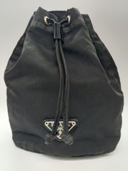 美品　未使用に近い　PRADA プラダ　巾着ポーチ　ナイロン　三角プレート PRADA プラダ ナイロン 巾着 アクセサリーポーチ 1NA369 三角