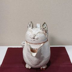 萩焼 マントをつけた猫の置物Ryo-8 小久保凌雲作 - 陶器屋 亀鴻 - メルカリ