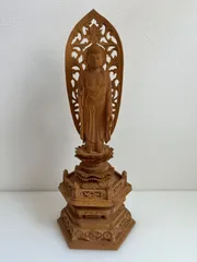 白檀仏像 六角台座 緻密彫刻 天然木 木彫 仏像 - SS SHOPS - メルカリ