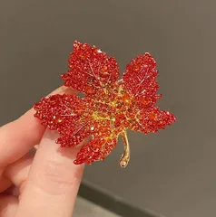 紅葉 ブローチ キラキラ レッド 橙 赤 秋 もみじ 季節 鮮やか カジュアル 和 和風 日本 風物詩 お揃い ギフト ペア 贈り物 贈りもの 新品