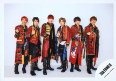 【中古】生写真(ジャニーズ) SixTONES/集合（6人）/横型・全身・衣装赤.黒.金・右手上げ・カメラ目線・背景白/Johnnys’ ISLAND STORE グッズオフショット’20夏/公式生写真