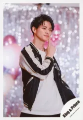 【中古】生写真(ジャニーズ) King ＆ Prince/平野紫耀/上半身・衣装黒.白・右手人差し指立て・左手下・右向き・風船/アルバム「L＆」MV＆ジャケ写オフショット/公式生写真