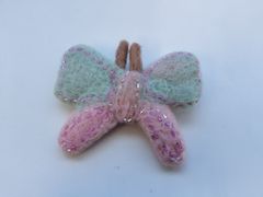 HA10-015　羊毛フェルト　蝶々　ちょう　ビーズ刺繍　ブローチ