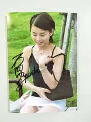 セール中…石田ゆり子直筆サイン入り写真… - メルカリ