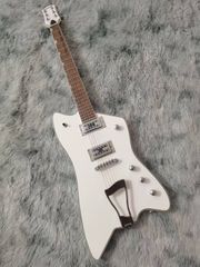 ジュピターサンダーバードタイプ　ビリー·ボ　ノーブランド　ホワイトカラー　エレキギター
