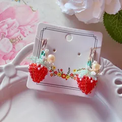 ビーズ刺繍と淡水パールのイチゴのピアス·イヤリング～苺 いちご 果物 大ぶり