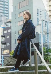 【中古】生写真(男性) 立石俊樹/全身・衣装紺・両手組み・手すり寄りかかり・体左向き・目線右上・階段・屋外/「JUNON 2019年2月号×コンビニプリント」生ブロマイド