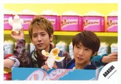 【中古】生写真(ジャニーズ) 嵐/二宮和也・相葉雅紀/横型・バストアップ・右手ポップコーン・目線左・背景黄色/公式生写真