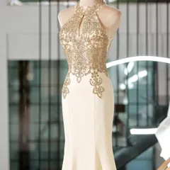 ビジューに刺繍の美しいミディアムイブニングドレス?.?