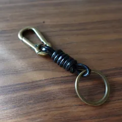 本革キーリング 　レザーキーホルダー　シンプル　レトロ　ミニマル　ヴィンテージスタイル　カラビナ