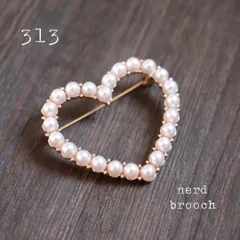 パールのハートブローチ　キラキラ シンプル かわいい コサージュ サークル 大人 カジュアル ゴールド NerD