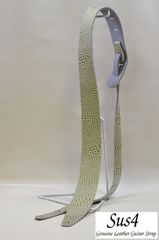 ハンドメイド＆国内生産 ギターストラップ　革(Genuine Leather Guitar Strap)　キリン柄 グリーン