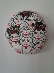 和風日本画　一閑張りハッピー招き猫　和紙、籠、岩絵の具