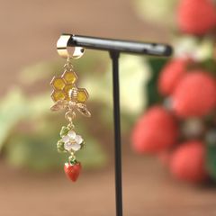 イヤーカフ【苺と蜂蜜】 ◆ハンドメイド イヤーカフ 簪 和風 和装 着物 結婚式 浴衣 花火大会 夏祭り 華ロリ レトロ 洋風 新品 水引き ゴールド ストロベリー いちご狩り 苺 蜂蜜 蜜蜂