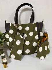 【裁縫ストア・ボヌール】大人かわいい　帆布生地　モスグリーン色ドット柄　丸底トートバック　サイドポケット付き　　ポーチ　メガネケース　ポケットいっぱい　ショルダーバッグ　ハンドバッグ　ハンドメイド　ショルダーストラップ付き　ゴージャス / №500-353