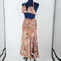 【エジプト製 ベリーダンス用オリエンタル衣装】薄ピンク Queen スパンコールラメ ビーズ フリル ゴールド スリット入り 綺麗 ヒョウ柄 ラインストーン ブラトップ スカート アクセサリーセット 女性らしい 可愛い