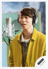 【中古】生写真(ジャニーズ) 嵐/櫻井翔/バストアップ・衣装マスタード・ヘッドホンつける・口元マイク前・口開ける・体やや左向き/シングル「君のうた」MV＆ジャケ写撮影オフショット/公式生写真