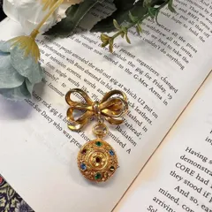 ヴィンテージ　リボン丸型ブローチ　懐中時計モチーフ