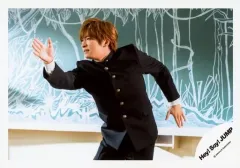 【中古】生写真(ジャニーズ) Hey! Say! JUMP/知念侑李/横型・膝上・制服黒・学ラン・両手パー・顔左向き・背景黒板/「真剣SUNSHINE」PV＆ジャケ/公式生写真