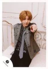 【中古】生写真(ジャニーズ) SixTONES/京本大我/膝上・衣装グレー・座り・左手人差し指立て・ベッド/『少年たち 危機一髪』パンフレット＆グッズ撮影オフショット/公式生写真