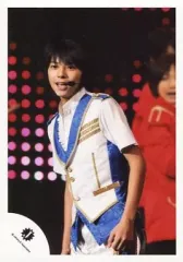 【中古】生写真(ジャニーズ) Sexy Zone/佐藤勝利/ライブフォト・膝上・衣装白青・体左向き・後ろに人/公式生写真