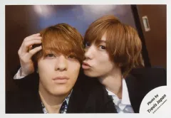 【中古】生写真(ジャニーズ) Travis Japan/七五三掛龍也・松倉海斗/横型・バストアップ・衣装白黒・七五三掛口すぼめ・右手松倉の頭/「ジャニーズJr.8・8祭り～東京ドームから始まる～」セルフィー/公式生写真