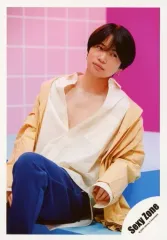 【中古】生写真(ジャニーズ) Sexy Zone/菊池風磨/膝上・座り・衣装黄色.白・左足上げ・背景ピンク/「Sexy Zone POP×STEP!? TOUR 2020」グッズオフショット/公式生写真