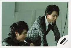 【中古】生写真(ジャニーズ) 嵐/櫻井翔・二宮和也/横型・二宮前かがみ・右向き/公式生写真