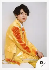 【中古】生写真(ジャニーズ) 美 少年/佐藤龍我/膝上・座り・衣装黄・オレンジ・白・両手膝・右向き/「ジャニーズ銀座2019 Tokyo Experience」グッズオフショット/公式生写真