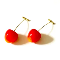 さくらんぼピアス 淡紅 ぷるんとした実のアクセサリー 大粒 チェリー