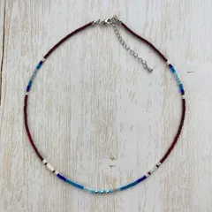 小さなメタルビーズとブラウン＆ブルーのネックレス／チョーカー