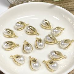 【6個】蕾　フラワーチャームパーツ　 1カン　ゴールド　模造真珠
