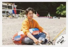 【中古】生写真(ジャニーズ) ジャニーズWEST/桐山照史/横型・全身・座り・胡坐・衣装黄・ネックレス・浮輪・体右向き・カメラ目線・釣竿・砂浜/『人生は素晴らしい』PV＆ジャケ写撮影/公式生写真