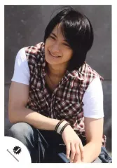 【中古】生写真(ジャニーズ) A.B.C-Z/戸塚祥太/膝上・しゃがみ・衣装赤白黒・チェック・右腕足・目線左・ロゴ「J」/公式生写真