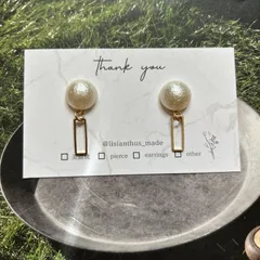 377.コットンパール調レクタングルチャーム付き耳飾り