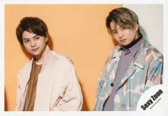 【中古】生写真(ジャニーズ) Sexy Zone/佐藤勝利・菊池風磨/横型・上半身・衣装ピンク・茶色・紫・白・体左向き・目線右・背景オレンジ白/「Sexy Zone LIVE TOUR 2019 PAGES」グッズオフショット/公式生写真 