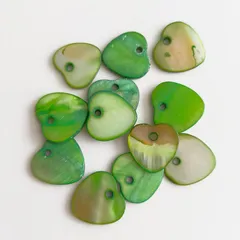 天然シェルパーツ ハート型 12個入 グリーン [№ 103GR] 貝 海 カラフル レインボー プレート チャーム アクセサリー ハンドメイド資材 パーツ屋