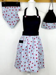 くすみブルーにいちご柄が可愛いハンドメイド子供エプロンと三角巾のセット