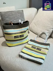 【今日特価】Miu Miu ミューミュー ショッピングバッグ カーキグリーン調で風格的