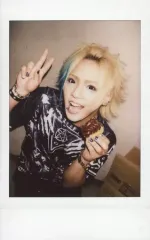【中古】生写真(男性) FEST VAINQUEUR/HIRO/上半身・Tシャツ黒白・右手ピース・左手ドーナツ・口開き・右肩上げ・背景白/生チェキ