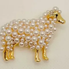 パール ゴールド ブローチ かわいい羊のブローチ おしゃれ 小さなパールが素敵なデザイン 動物 コレクション　入園　入学