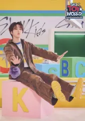 【中古】キャラカード ハン(縦/座り/両手広げ) ランダムトレーディングカード 「Stray Kids Fan Connecting 2024 “SKZ TOY WORLD”」