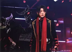 【中古】生写真(男性) 佐藤流司(加州清光)/横型・ライブフォト・上半身・衣装黒.赤・両手下・キャラクターショット・2Lサイズ/Blu-ray・DVD「ミュージカル『刀剣乱舞』 加州清光 単騎出陣2018 」会場予約特典舞台写真セットA