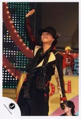 【中古】生写真(ジャニーズ) Kis-My-Ft2/藤ヶ谷太輔/ライブフォト・膝上・衣装黒・帽子・右手上・左手マイク・微笑/公式生写真