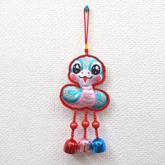 巳 蛇のぬいぐるみ 布製 ベル付き根付 全長21cm 刺繍